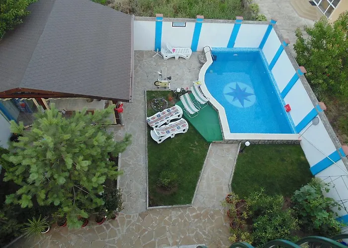 招待所 Topalovi 切尔诺莫雷茨